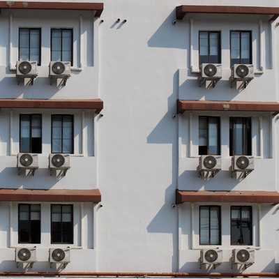 Aires acondicionados en la fachada de los edificios