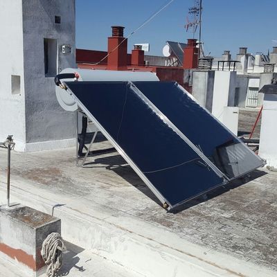 Termosifón solar con circulación forzada