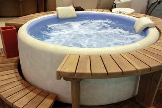 Instalación de una bañera de hidromasaje.